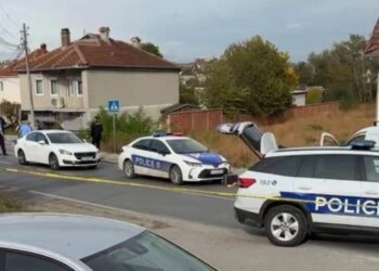 Policia bastis shtëpinë në Gjilan të 38-vjeçarit që vrau bashkëshorten dhe kunatin; iu gjetën armë dhe municione luftarake