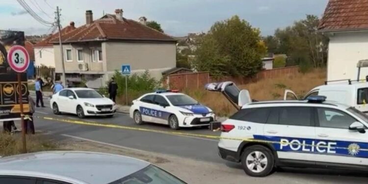 Policia bastis shtëpinë në Gjilan të 38-vjeçarit që vrau bashkëshorten dhe kunatin; iu gjetën armë dhe municione luftarake
