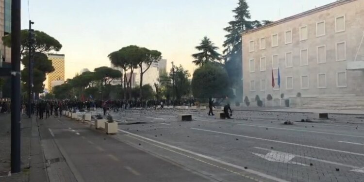 Policia detyrohet të tërhiqet; protestuesit tentojnë të hyjnë në goditën e kryesisë së Kuvendit