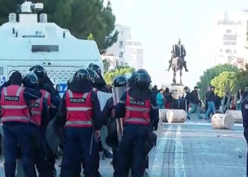 Policia dhe autobotët krijojnë kordon te Ministria e Brendshme, bllokojnë avancimin e protestuesve drejt Kryeministrisë