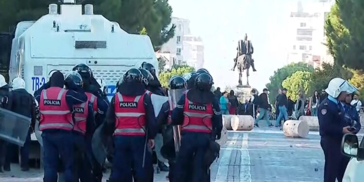 Policia dhe autobotët krijojnë kordon te Ministria e Brendshme, bllokojnë avancimin e protestuesve drejt Kryeministrisë