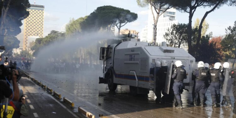 Policia e Shtetit reagon për protestën në Tiranë: Efektivët përballen me akte të vazhdueshme dhune