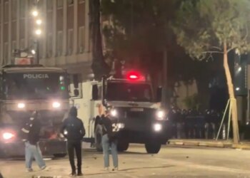 Policia i bën thirrje protestuesve para Kryeministrisë: Nëse nuk lëvizni, do të veprojmë