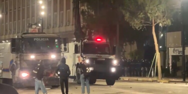 Policia i bën thirrje protestuesve para Kryeministrisë: Nëse nuk lëvizni, do të veprojmë