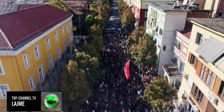 Policia i shpërndau me presion uji protestuesit, grumbullimi rifillon në Rrugën e Durrësit dhe rikthehen drejt destinacionit fillestar
