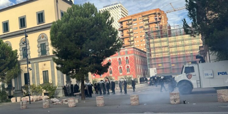 Policia “kontrollon” Bulevardin dhe Parkun Rinia; gazi lotsjellës “pushton” zonën