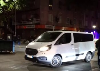 Policia mësyn në rrugën Mysym Shyri dhe shoqëron protestuesit