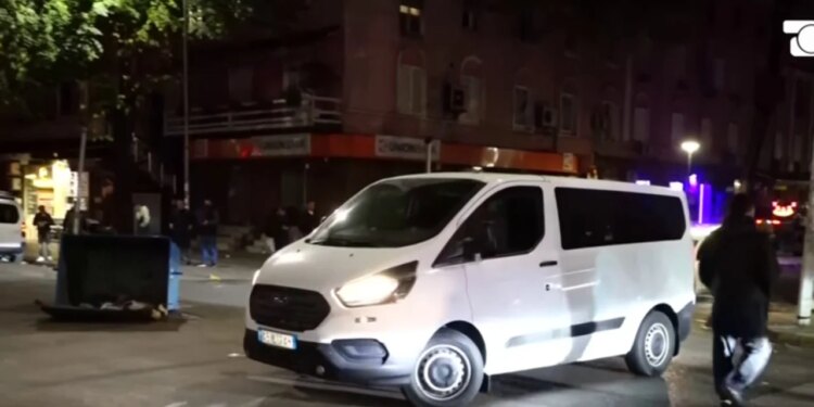 Policia mësyn në rrugën Mysym Shyri dhe shoqëron protestuesit