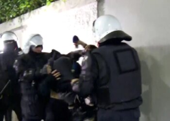 Policia ndjek protestuesit në rrugë; FNSH arreston me forcë dy të rinj para Ambasadës Zvicerane