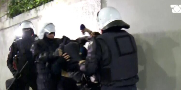 Policia ndjek protestuesit në rrugë; FNSH arreston me forcë dy të rinj para Ambasadës Zvicerane