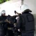 Policia ndjek protestuesit në rrugë; FNSH arreston me forcë dy të rinj para Ambasadës Zvicerane