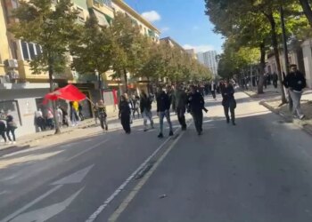 Policia ndryshon strategji gjatë protestës, kordoni vendoset më larg Ministrisë së Arsimit