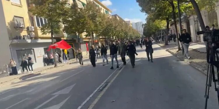 Policia ndryshon strategji gjatë protestës, kordoni vendoset më larg Ministrisë së Arsimit