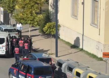 Policia patrullon rrugët e Tiranës; shoqërohen të rinjtë e parë të dyshuar si protestues të dhunshëm