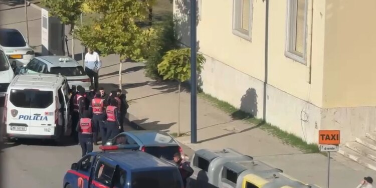 Policia patrullon rrugët e Tiranës; shoqërohen të rinjtë e parë të dyshuar si protestues të dhunshëm