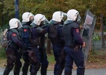 Policia përdor plumba gome në protestë, protestuesit përgjigjen me gurë