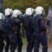 Policia përdor plumba gome në protestë, protestuesit përgjigjen me gurë