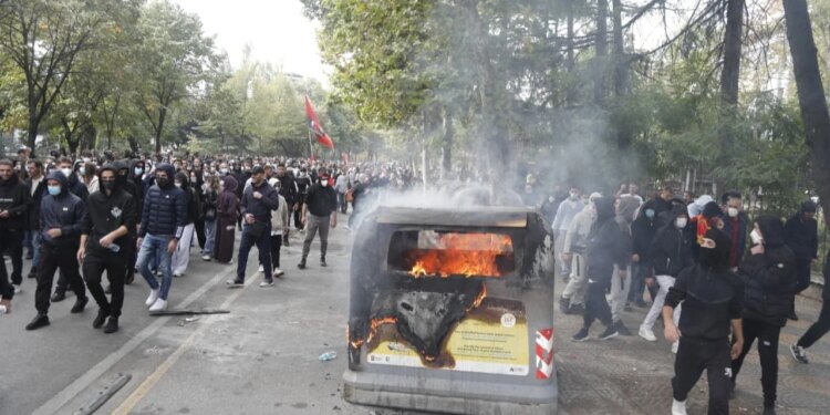 Policia reagon për protestat: Të miturit në vijën e parë të përplasjeve, apel prindërve të kontrollojnë fëmijët