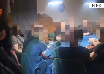 Policia sekuestron 8 mijë euro dhe pajisje pokeri në lokal kazino në Fier; administratorja dhe organizatori arrestohen