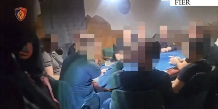 Policia sekuestron 8 mijë euro dhe pajisje pokeri në lokal kazino në Fier; administratorja dhe organizatori arrestohen