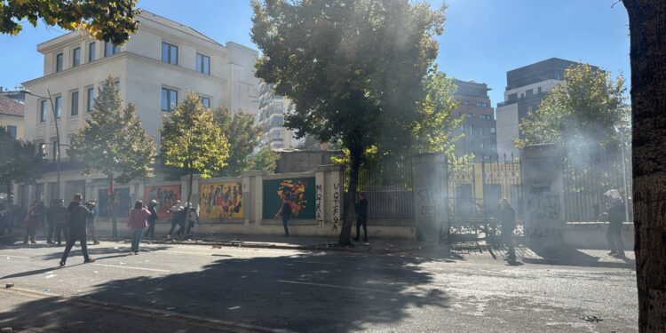 Policia shpërndan protestuesit me ujë me presion; rruga para Ministrisë së Arsimit lirohet