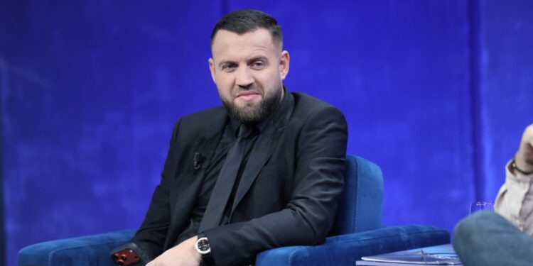 Populli po injorohet: Luiz Ejlli në Top Story: 3 kazanë shpërqendrojnë nga protesta; deputetët e ministrat heshtin