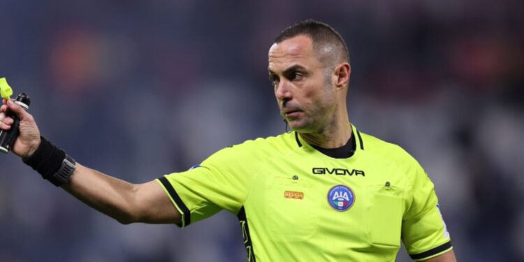 Precedentët nga shkelmi ndaj Saelemaekers dhe polemikat në derbin e Giroud: Milani e Interi rikthejnë arbitrin Guida
