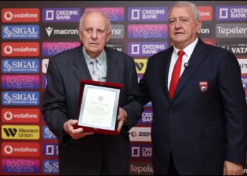 Presidenti i FSHF Armand Duka i jep titullin Mirënjohje ish-arbitrit Tef Prela për kontributin në arbitrimin shqiptar
