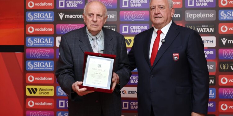 Presidenti i FSHF Armand Duka i jep titullin Mirënjohje ish-arbitrit Tef Prela për kontributin në arbitrimin shqiptar