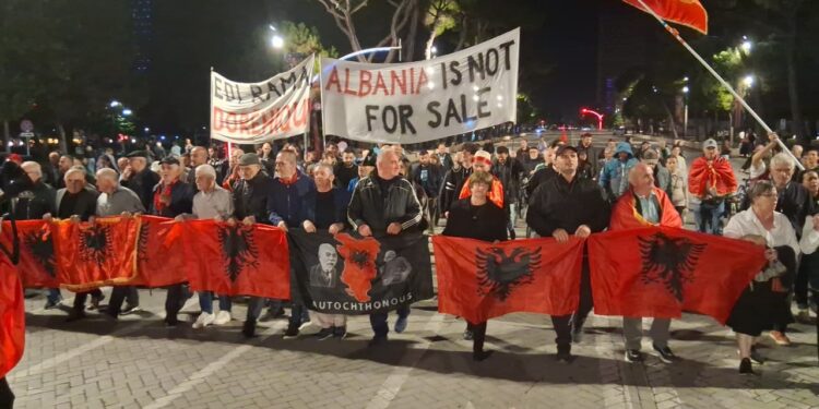 Protesta: Thirrje ambasadorit Wendt, prej 133 ditësh në shesh — Vetëm të bashkuar mund të rrëzojmë politikën