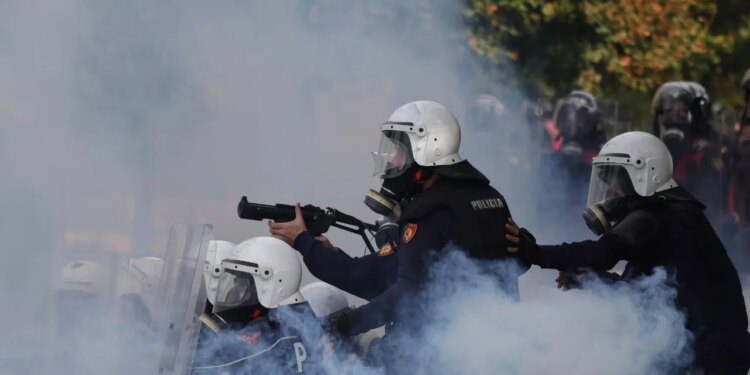 Protesta dje: arrestuari lënduar, pranga në krevat; Avokati Popullit: 6 ankesa për dhunë, mitur në Bllokun e Sigurisë