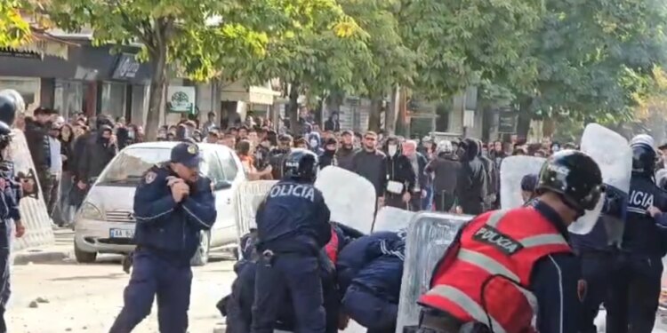 Protesta e dhunshme në Durrës — shoqërime masive nga forcat e rendit; pesë policë në spital