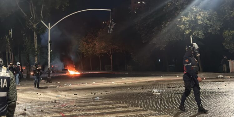 Protesta e dhunshme në Tiranë: 11 të lënduar, mes tyre tre të mitur