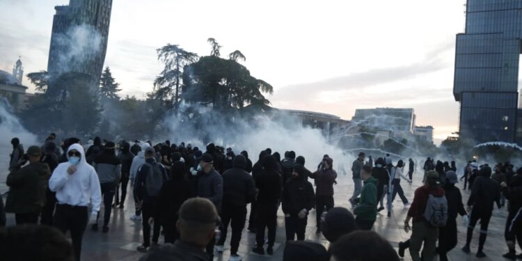 Protesta e dhunshme në Tiranë të shtunën, 23 të arrestuar dhe 30 të shpallur në kërkim