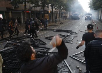 Protesta e dhunshme në Tiranë — Ambasada Amerikane: Qëndroni vigjilentë, vendosni sigurinë tuaj në plan të parë
