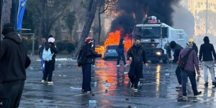 Protesta e dhunshme në ditën e pestë: 9 protestues, 5 policë dhe 1 kalimtar i lënduar