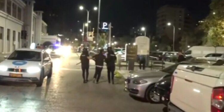 Protesta e dhunshme në kryeqytet; policia shpërndahet në disa zona, nisen shoqërimet e disa personave
