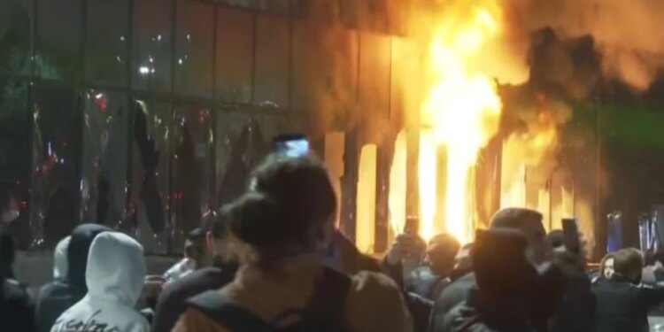 Protesta e një dite më parë, Ministria e Shëndetësisë: 89 persona kanë marrë kujdes, 61 efektivë, 18 protestues