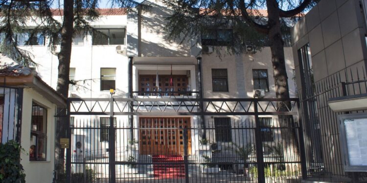 Protesta e përshkallëzuar në Tiranë, Gjykata e Apelit njofton personelin që të largohet nga institucioni