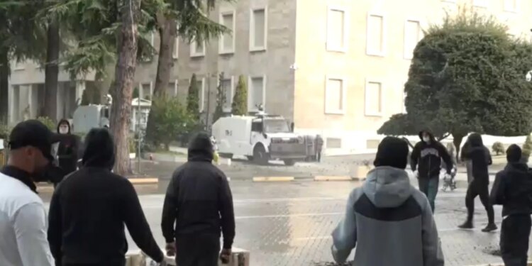 Protesta e përshkallëzuar në Tiranë: Protestuesit mblidhen para Kryeministrisë, policia i shpërndan me gaz lotsjellës