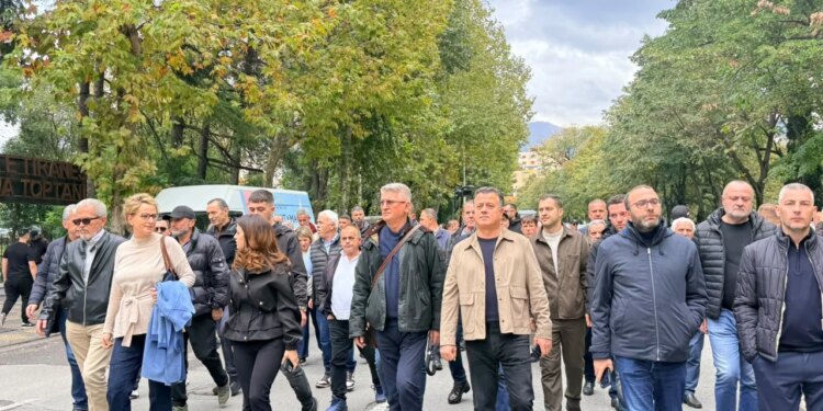 Protesta e thirrur nga PD: Nis marshimi nga selia blu drejt Kryeministrisë, Berisha mungon, në krye deputetët demokratë