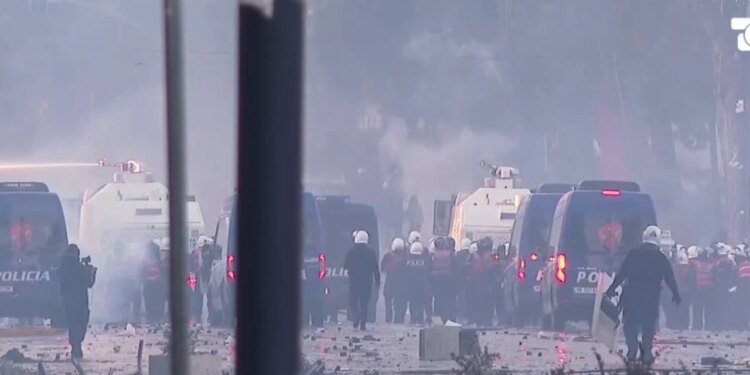Protesta jashtë kontrollit; policia mësyn me furgonë drejt protestuesve, një person mbetet i shtrirë në gjendje të rëndë