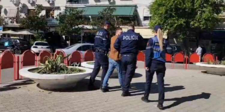 Protesta në Elbasan: Dita e tretë, më pak pjesëmarrës; dëmtohen kosha mbeturinash, shoqërohet një person
