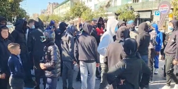 Protesta në Elbasan: Të rinjtë marshojnë në bulevard dhe u bëjnë thirrje qytetarëve të bashkohen