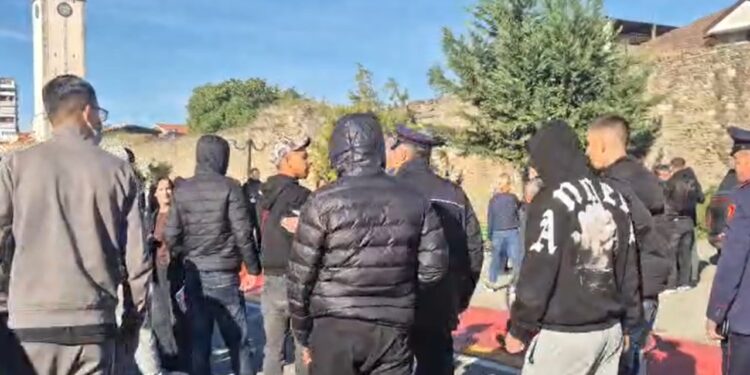 Protesta në Elbasan: gjimnazistët në rrugë, raportohen akte shkatërrimi