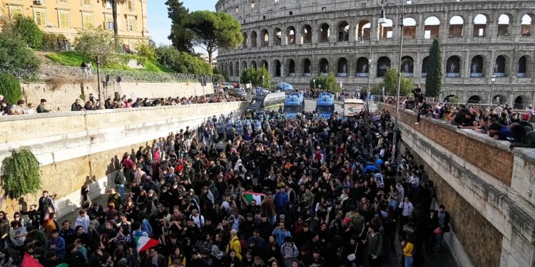 Protesta në Itali: Tubuesit vërshojnë në rrugë e sheshe, përplasje me policinë dhe 8 të arrestuar