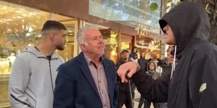Protesta në Korçë: grup i vogël qytetarësh marshon në Pedonale, ndalet para Bashkisë; bashkohet edhe një mësues gjimnazi