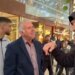 Protesta në Korçë: grup i vogël qytetarësh marshon në Pedonale, ndalet para Bashkisë; bashkohet edhe një mësues gjimnazi