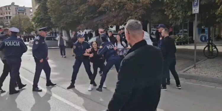 Protesta në Korçë mbyllet pas disa orësh tensione dhe përplasjesh