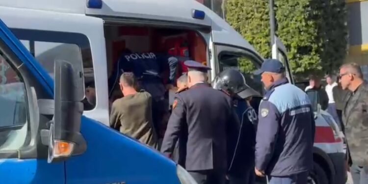 Protesta në Lezhë: thyhen xhamat e shkollave; nga përplasjet plagosen një nxënëse dhe dy efektivë policie